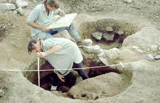 Dokumentace keltské hrnčířské pece z 1. století před Kristem v terénu. , foto: P. Zavřel 