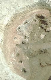 Keltská hrnčířská pec - detail dochované části hliněného roštu. , foto: P. Zavřel 