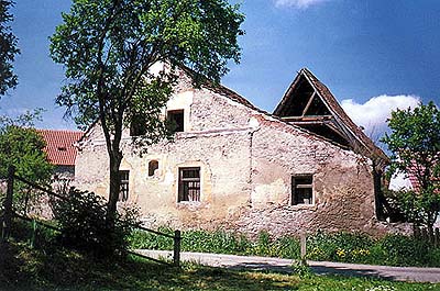 Tvrz Štěkře, pohled na obytné jádro tvrze 