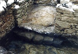 Untergegangenes steinernes Souterrain aus dem 14. Jahrhundert, Detail des Eingangsraums mit Treppen, Foto: P. Hrubý 