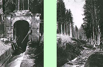 Schwarzenberger Schwemmkanal, Mündung des Tunnels unter Jelení Vrchy, das Kanalbett bei der Holzschwemmung, ein historisches Foto 